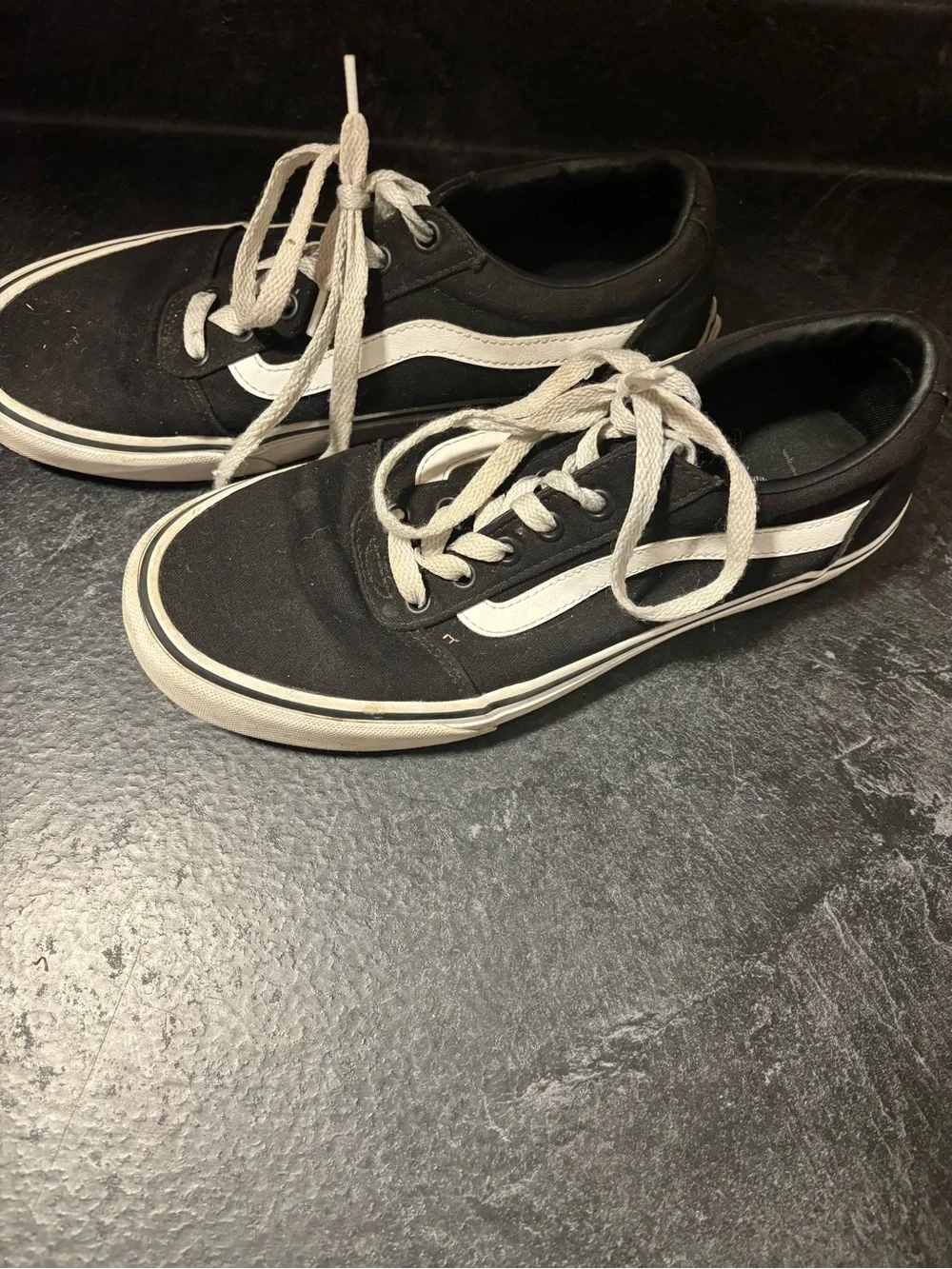 black and white Vans Ward low-top sneakers size 9